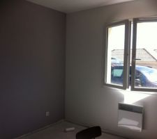 Chambre parents, un mur blanc, le reste en Gris galet (marque Ripolin)
