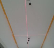 Trou pas centr&eacute;e par le plaquiste