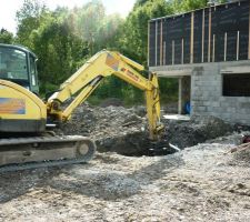 Brise roche pour creuser l'emplacement de la cuve