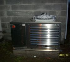 Il s'agit d'une pompe à chaleur (sans électronique)alimentant un circuit à eau .