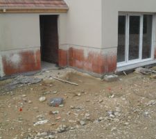 Notre jardin et la porte du garage