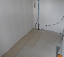 Pose du carrelage dans cellier