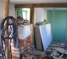 Cuisine celier a gauche et bureau a droite