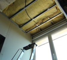 Plafond avec coffrage pour cacher la charpente