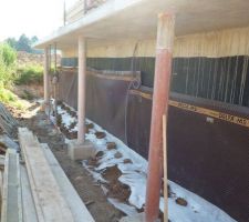 Les poteaux qui soutiennent la terrasse qui sera ensuite remblayé