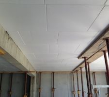 Plafond du sous sol avec isolation.