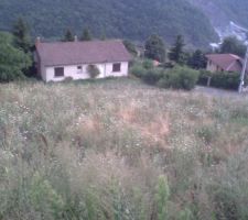 Voila le terrain que nous sommes en train d'acheter.
D'autres photos à venir (quand la mairie aura raccourci toute cette végétation.