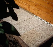 On installe une allée devant la facade nord, pour permettre un accès facile (a la future terrasse) et surtout pour faciliter l'entretien des murs.