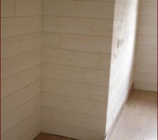 Pose des plinthes strarifié dans la chambre des filles