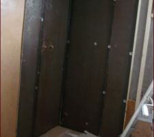 Pose des panneaux de douche collés sur le mur en maçonnerie et vissés sur des tasseaux bois contre le mur extérieur à droite