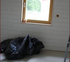 Passage de l'aspirateur avant pose du polyane sur le sol