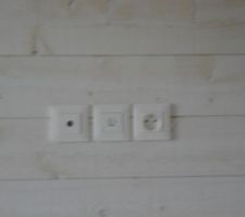 Prises en hauteur pour la tv dans les chambres