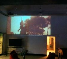 Salon home cin&eacute;ma 5X100watts et plus de 4 M de diagonal c est vraiment un grand plaisir pour les film et la ps3 FIFA 2013 et call of duty...
pour info la TV sur la photo est une 127cm...