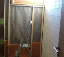 Pied de mur fenetre salle d'eau