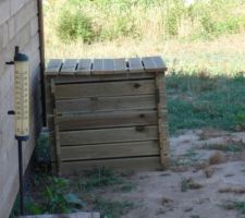 Le composteur et un thermometre exterieur au nord