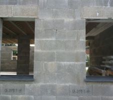 Pose des rebords des fen&ecirc;tres du bureau en Pierre bleue