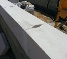 Ponçage des légers escaliers entre les blocs au chemin de fer