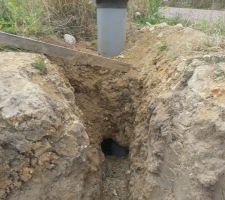 On a creuser jusqu'à atteindre les tuyaux d'évacuation du lotissement pour connaître les points le plus bas du réseau