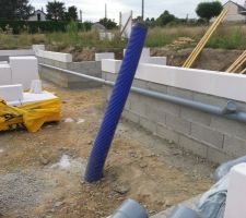 Pose de tuyaux d'eau pluviale qui récupère l'eau de l'allée devant le garage