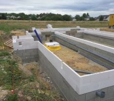 Pose des planelles, ça se fait très bien, mais aucun ajustement possible ! Heureusement tout est de niveau !