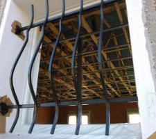 Grille après la première couche de peinture pour fer noir
