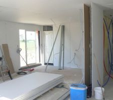 La cuisine avec la porte du cellier, vue du salon