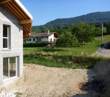 Une partie de la terre à été remblayée  mais le terrassement est encore provisoire.
Au fond la terre végétale et à droite la montagne d'argile.