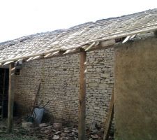 Les tuiles sont d&eacute;j&agrave; enlev&eacute;es mais il nous faudra 1 samedi a 3 et un dimanche a 2 pour en venir a bout !