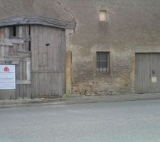 1835, c'est écrit sur la grande poutre !
  200 m2 de grange pour stationner le camping-car, la moto etc etc !