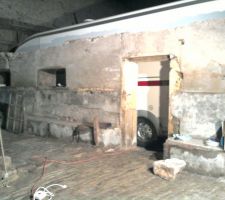 Notre maison d'attente : notre camping-car derrière le mur que nous allons abattre.