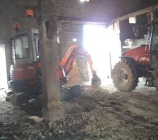 54 tonnes de pierre seront enlevées ce jour-la. Les 2/3 avec la grue mais les autres seront chargées a la mains dans la benne du tracteur !