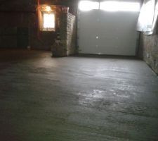 A peine mieux pour nous lorsque nous coulons la dalle de la grange, hier a midi il a fallu saler la rue car l'eau de rin&ccedil;age des toupie s'est transform&eacute;e en patinoire !