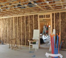 Installation de la laine de 120 mm d'épaisseur dans l'ossature bois.