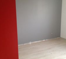 Chambre de mon fils, theme NYC ! Mur gris et rouge et papier peint new york