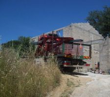 Les charpentiers arrivent, charpente métallique avec de la brique parefeuille pour la sous-toiture.