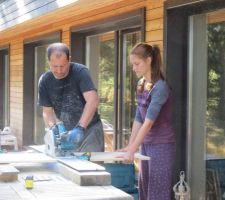 Claire qui aide son papa