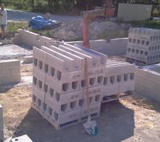 Aujourd'hui, livraison du chainage, de la dernière palette de parpaings manquante, et des planelles pour attaquer le garage.