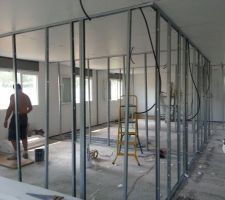 Début du montage des cloisons ! Les pièces prennent forme !