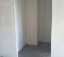 Vue sur le dressing depuis chambre parentale