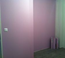 Chambre de ma princesse (mur rose pailletee et mur avec rayure)