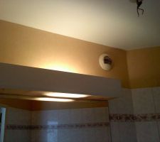 Au dessus du meuble de la salle de bain