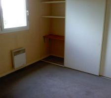 Vue de la chambre, avec le placard