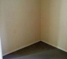 L'autre côté de la chambre, avec la porte sur la gauche