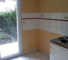 Cuisine avec la kitchenette (il faut tout refaire ici), porte fenêtre qui donne sur le petit jardin de 30m²
