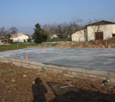 Ca y est la dalle est coul&eacute;e... 3 semaines de repos ou plut&ocirc;t de s&eacute;chage et la 1 &egrave;re brique sera pos&eacute;e!!!