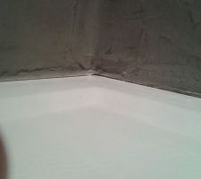 Jonction bac à douche - mur béton ciré (avec flash)