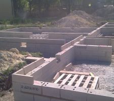 Mise en place des planelles pour une 1ère approche, et 1er rang de chainage collé... le reste se fera demain, crevé...