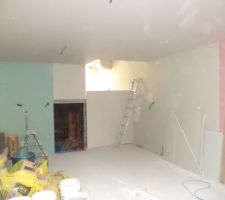 Salle a vivre de l autre cot&eacute; entre cave au fond a droite escaliers