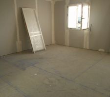 L'isolation des murs extérieurs est terminée.
Vue de la chambre.