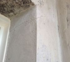 La fissure autour le pillier de la porte d'entree